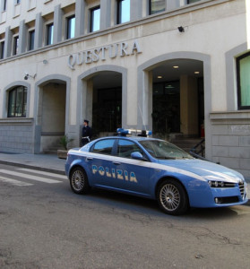 Polizia: una volante davanti all'ingresso della Questura di Reggio Calabria